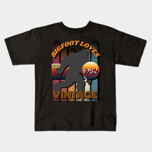 Bigfoot Loves Vintage 1982 Kids T-Shirt